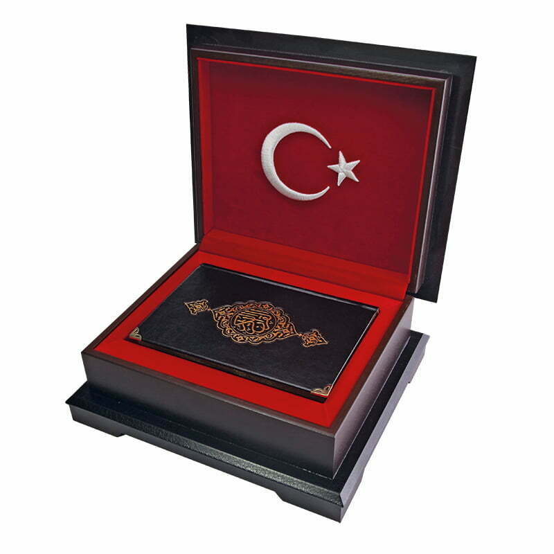 Türk Bayrağı İşlemeli Özel Ahşap Kutulu Kuran-ı Kerim (Hafız Boy) 1 Türk Bayrağı İşlemeli Özel Ahşap Kutulu Kuran-ı Kerim (Hafız Boy)