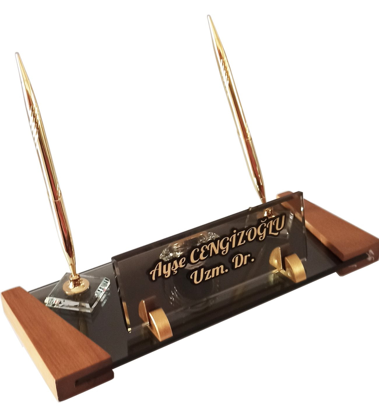 Kristal Masa İsimliği 12X32 cm - Cam ve Ahşabın Muhteşem Uyumu 1 Kristal Masa Isimligi Kalemli Ofis Hediyesi Masa Isimligi 1