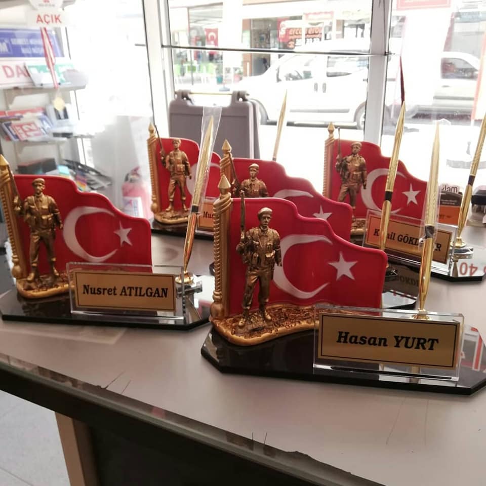 Türk Bayraklı Asker Figürlü Siyah Cam Masa İsimliği 18x26 cm 2 Türk Bayraklı Asker Figürlü Siyah Cam Masa İsimliği 18x26 cm - Görsel 2