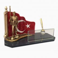 Classic Shop 34 Türk Bayraklı Asker Figürlü Siyah Cam Masa İsimliği 18x26 cm