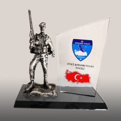 Classic Shop 34 Komando Figürlü Kristal Hizmet Anısı Plaketi