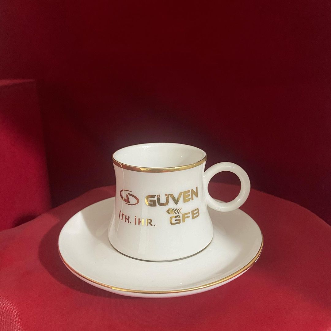 Altın Yaldızlı Porselen Kahve Fincanı ve Tabağı