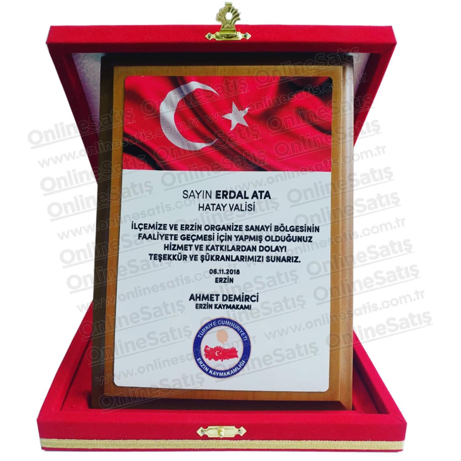 Kırmızı Kadife Ahşaplı Katkı ve Tebrik Plaketi 1 Kırmızı Kadife Ahşaplı Katkı ve Tebrik Plaketi