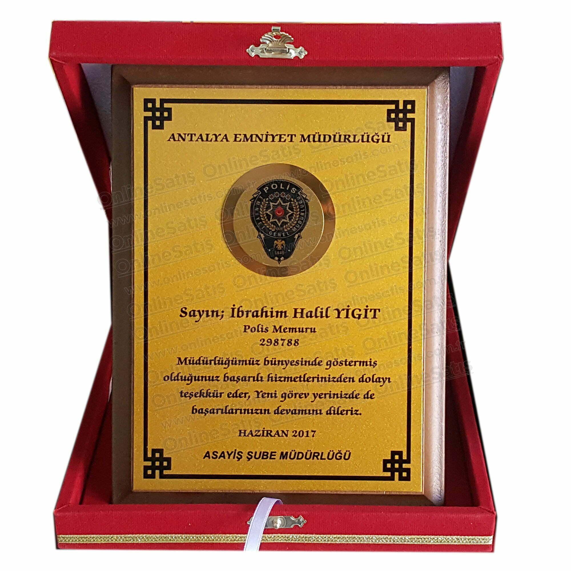 Kırmızı Kadife Ahşaplı Görev Teslim ve Tayin Plaketi 1 Kırmızı Kadife Ahşaplı Görev Teslim ve Tayin Plaketi