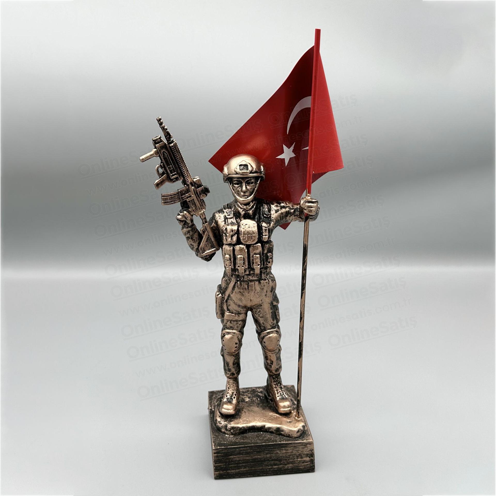 Classic Shop 72 Kasklı Bayraklı Komando Heykeli (40 cm)