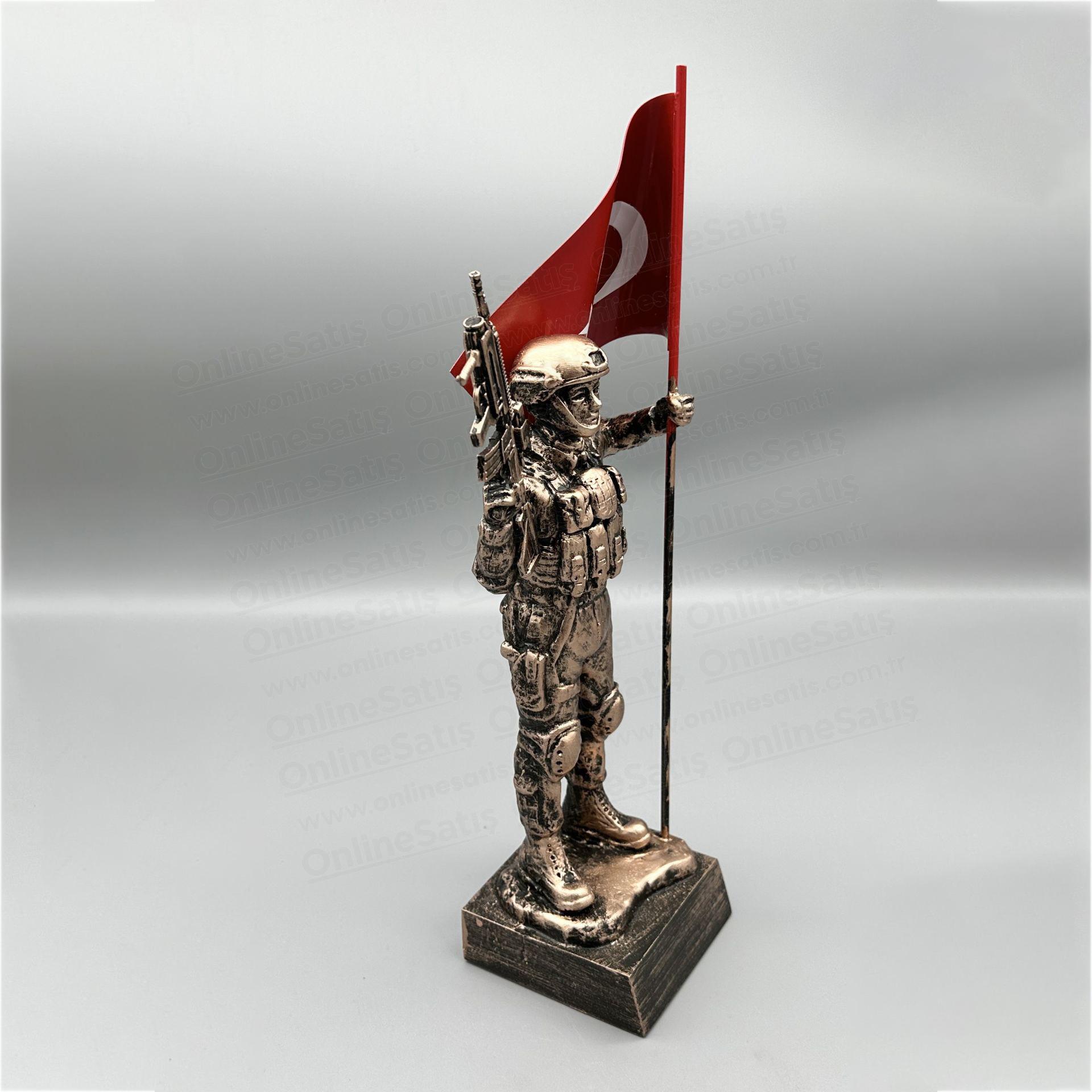 Kasklı Bayraklı Komando Heykeli (40 cm) - Görsel 3