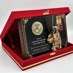 Alternative view of Kadife Kutulu Mavi Bereli Asker Figürlü Ahşap Plaket