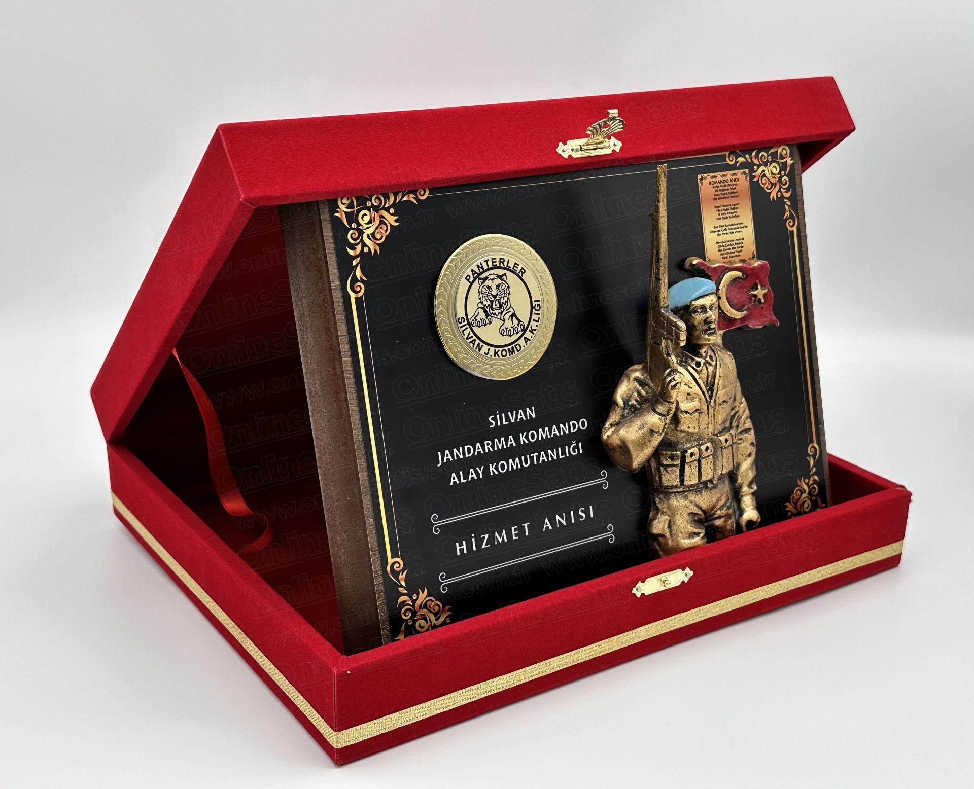 Kadife Kutulu Mavi Bereli Asker Figürlü Ahşap Plaket - Görsel 2