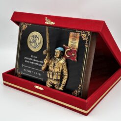 Kadife Kutulu Mavi Bereli Asker Figürlü Ahşap Plaket 5 Kadife Kutulu Mavi Bereli Asker Figürlü Ahşap Plaket