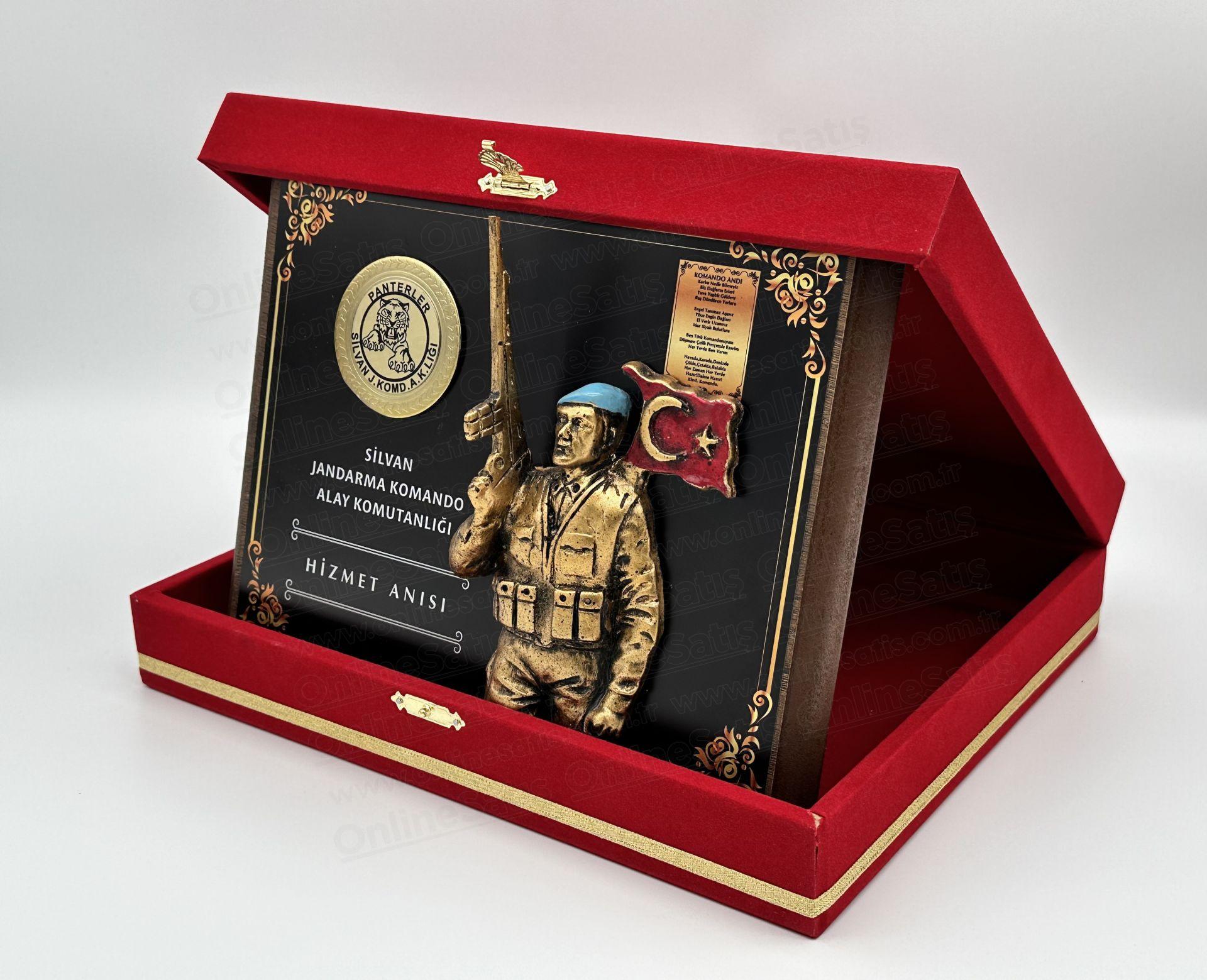 Kadife Kutulu Mavi Bereli Asker Figürlü Ahşap Plaket - Görsel 3