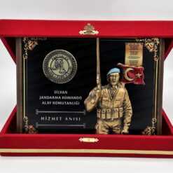 Kadife Kutulu Mavi Bereli Asker Figürlü Ahşap Plaket