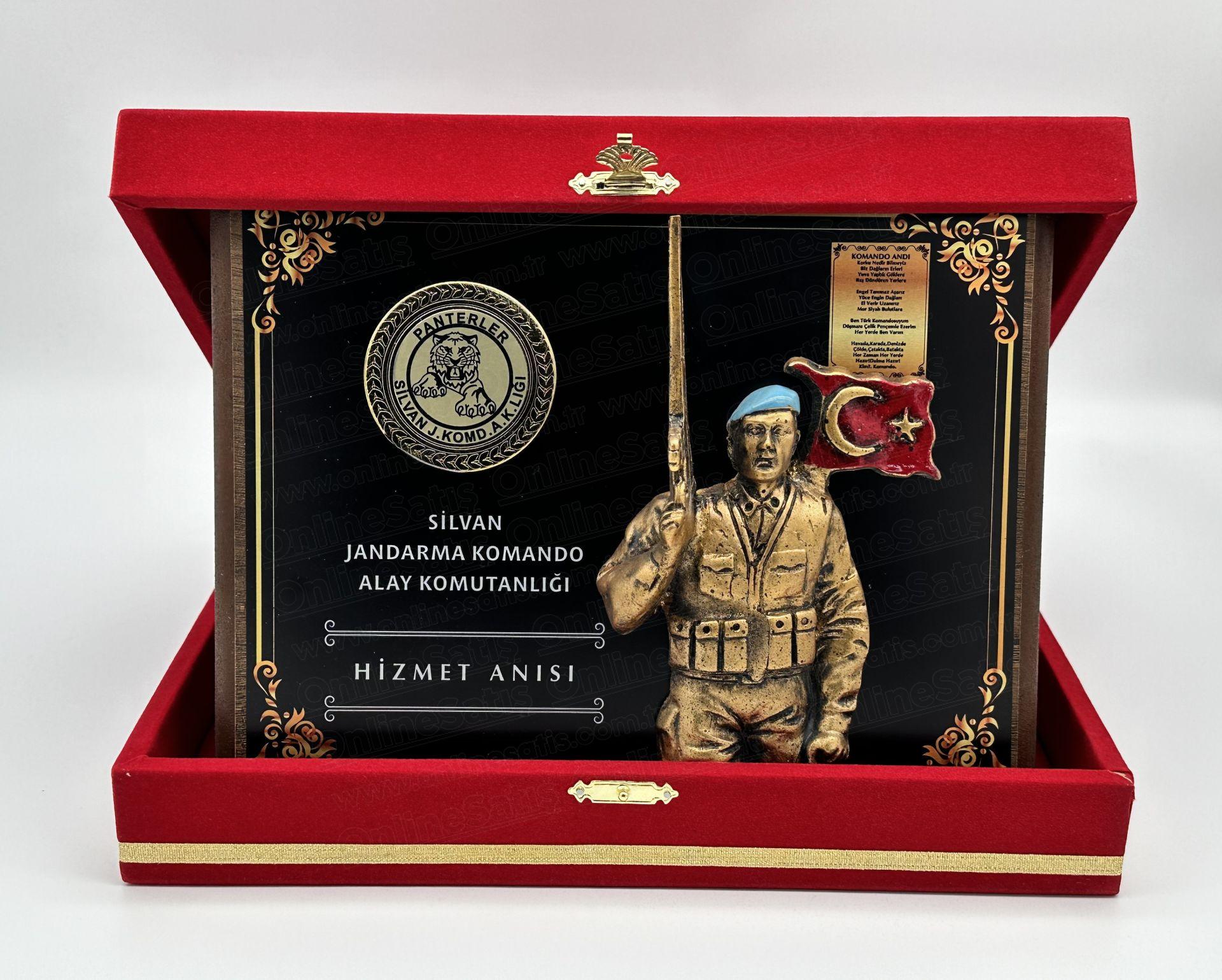 Classic Shop 63 Kadife Kutulu Mavi Bereli Asker Figürlü Ahşap Plaket
