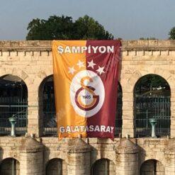 Galatasaray Bayrağı Büyük Bina & Balkon Tipi (Dikey Asma)