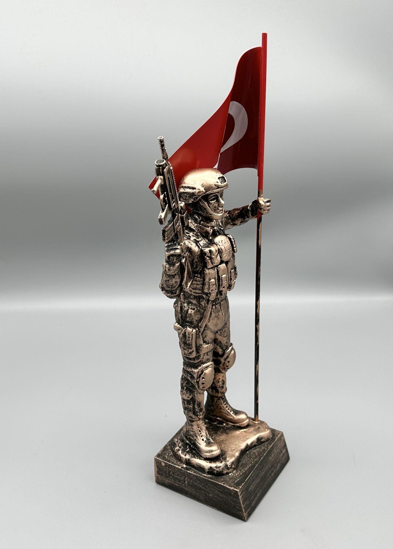 40 Cm Bayraklı Kasklı Komando Heykeli 2 40 Cm Bayraklı Kasklı Komando Heykeli
