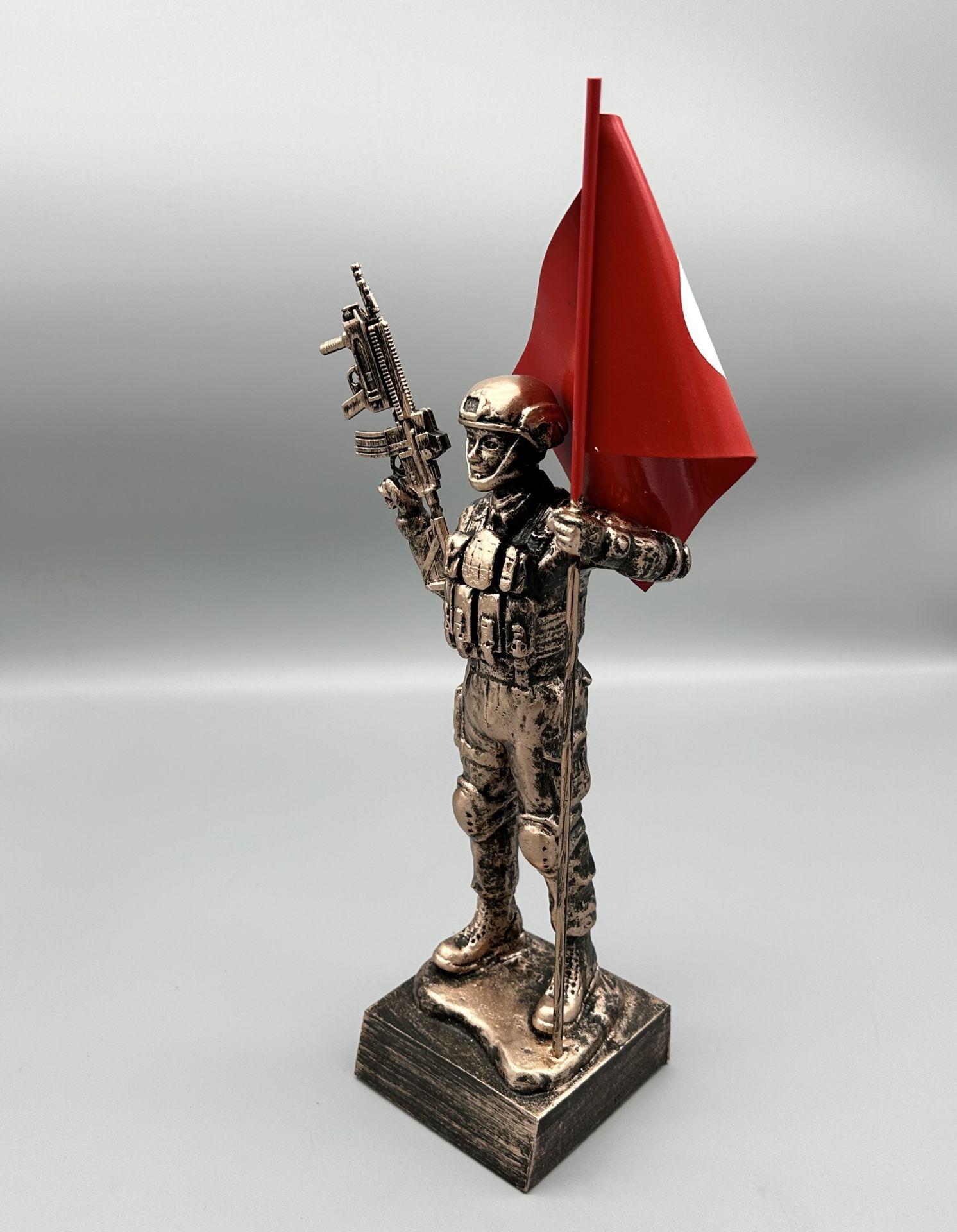 40 Cm Bayraklı Kasklı Komando Heykeli 3 40 Cm Bayraklı Kasklı Komando Heykeli