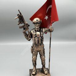 40 Cm Bayraklı Kasklı Komando Heykeli