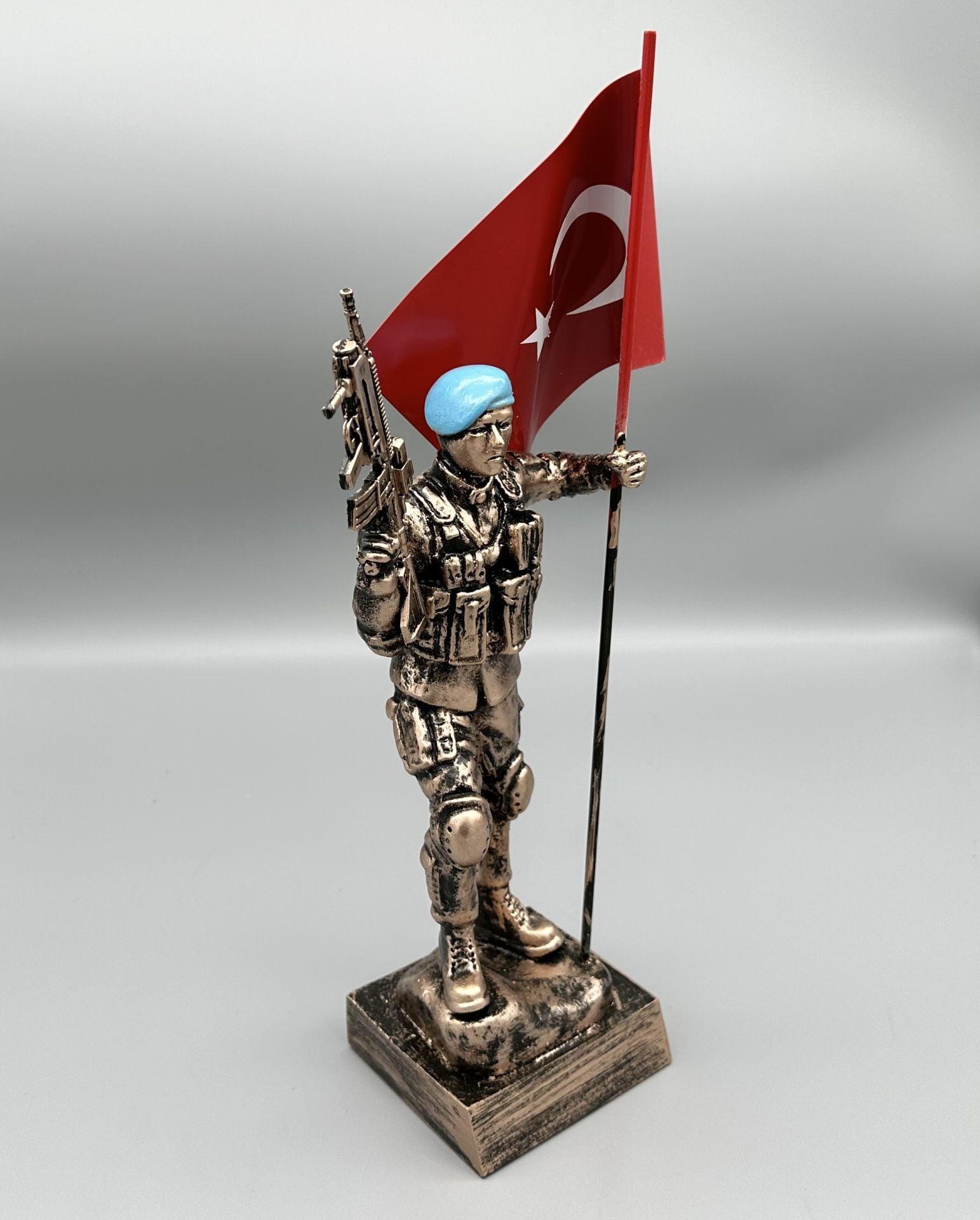 40 Cm Mavi Bere Bayraklı Komando Heykeli