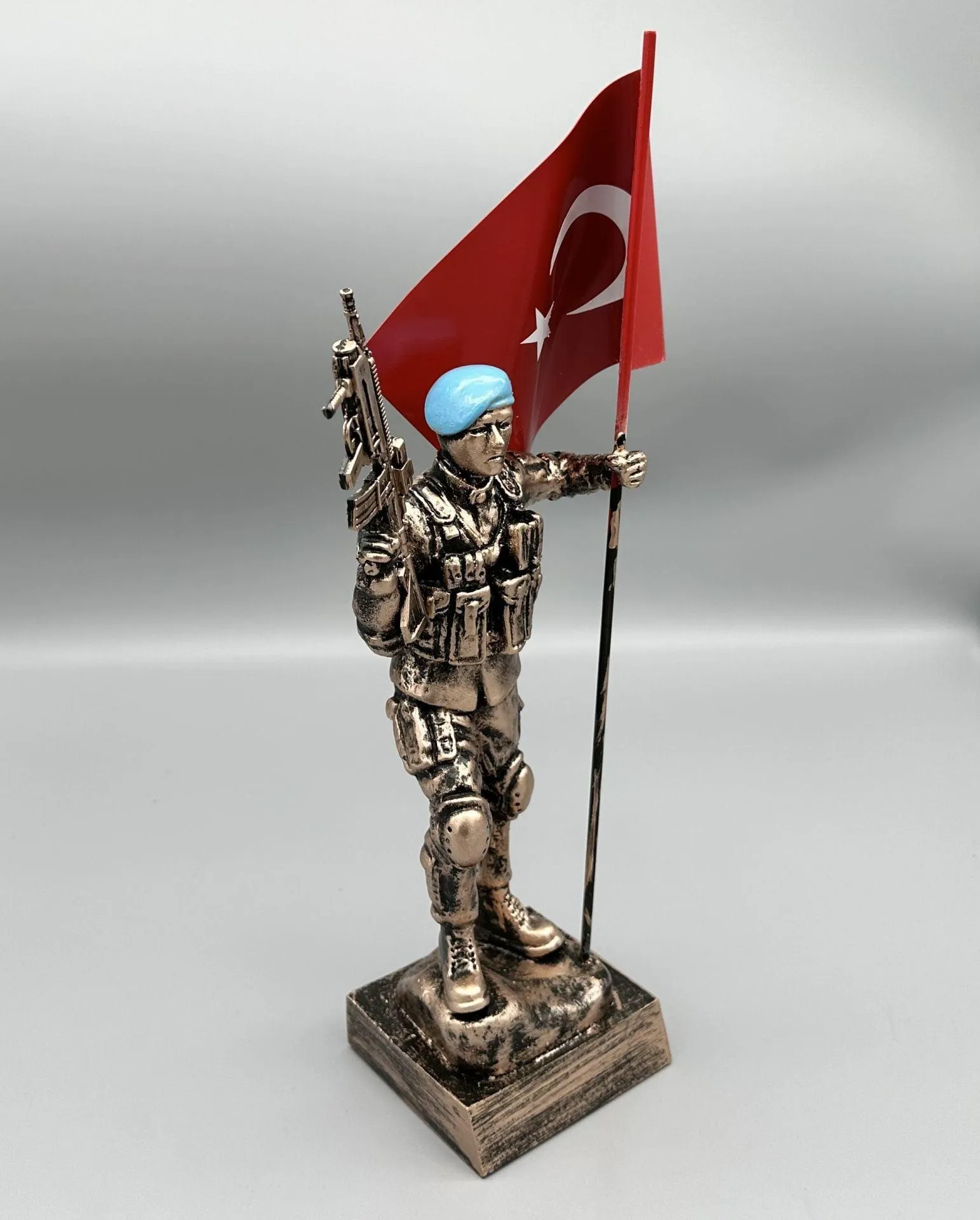 40 Cm Mavi Bere Bayraklı Komando Heykeli