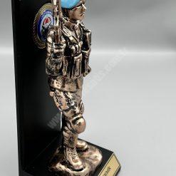 Ahşap Kaideli 33 Cm Mavi Bereli Komando Heykeli
