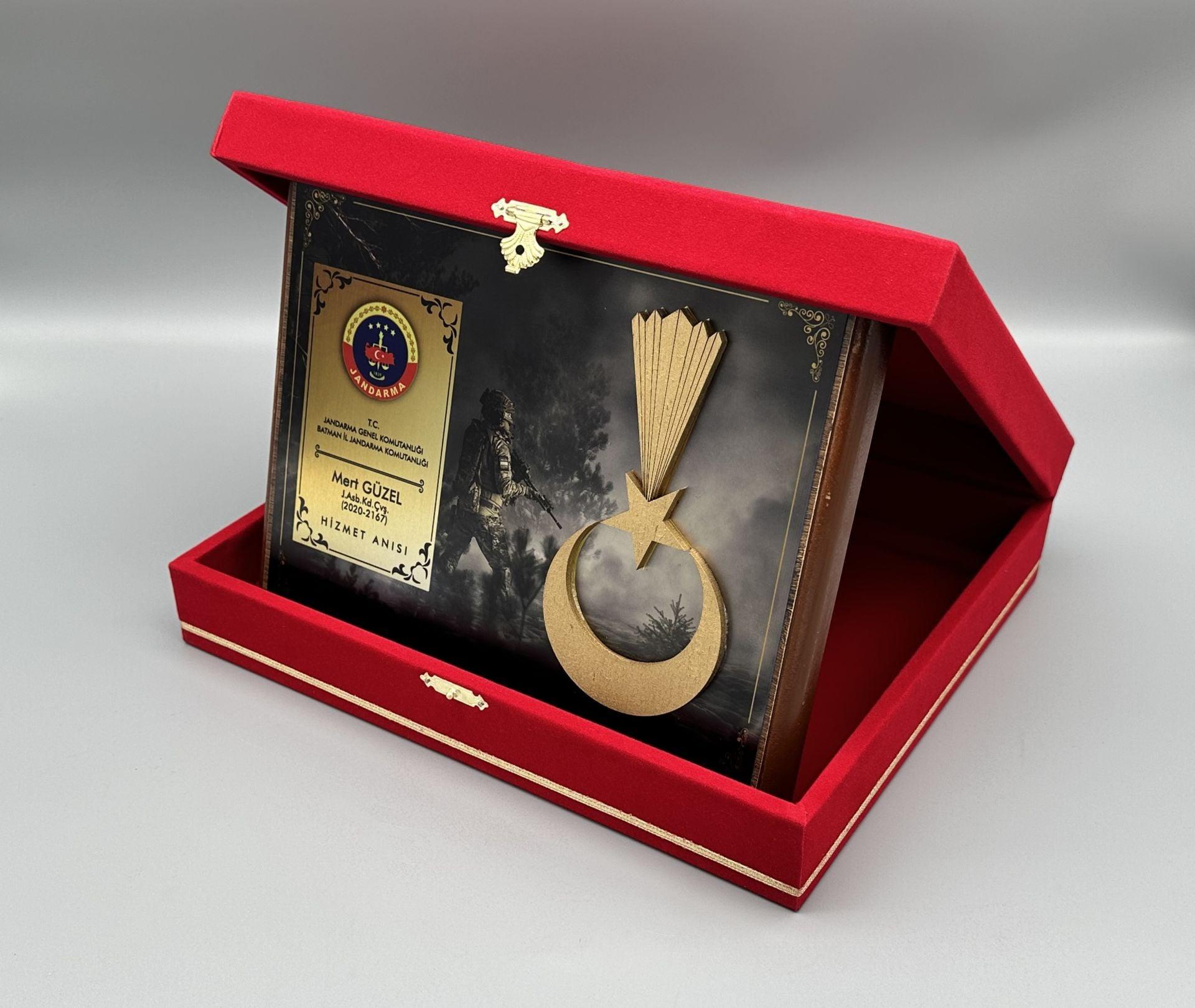 Kadife Kutulu Jandarma Şua Kare Kalkan Plaket 3 Kadife Kutulu Jandarma Şua Kare Kalkan Plaket
