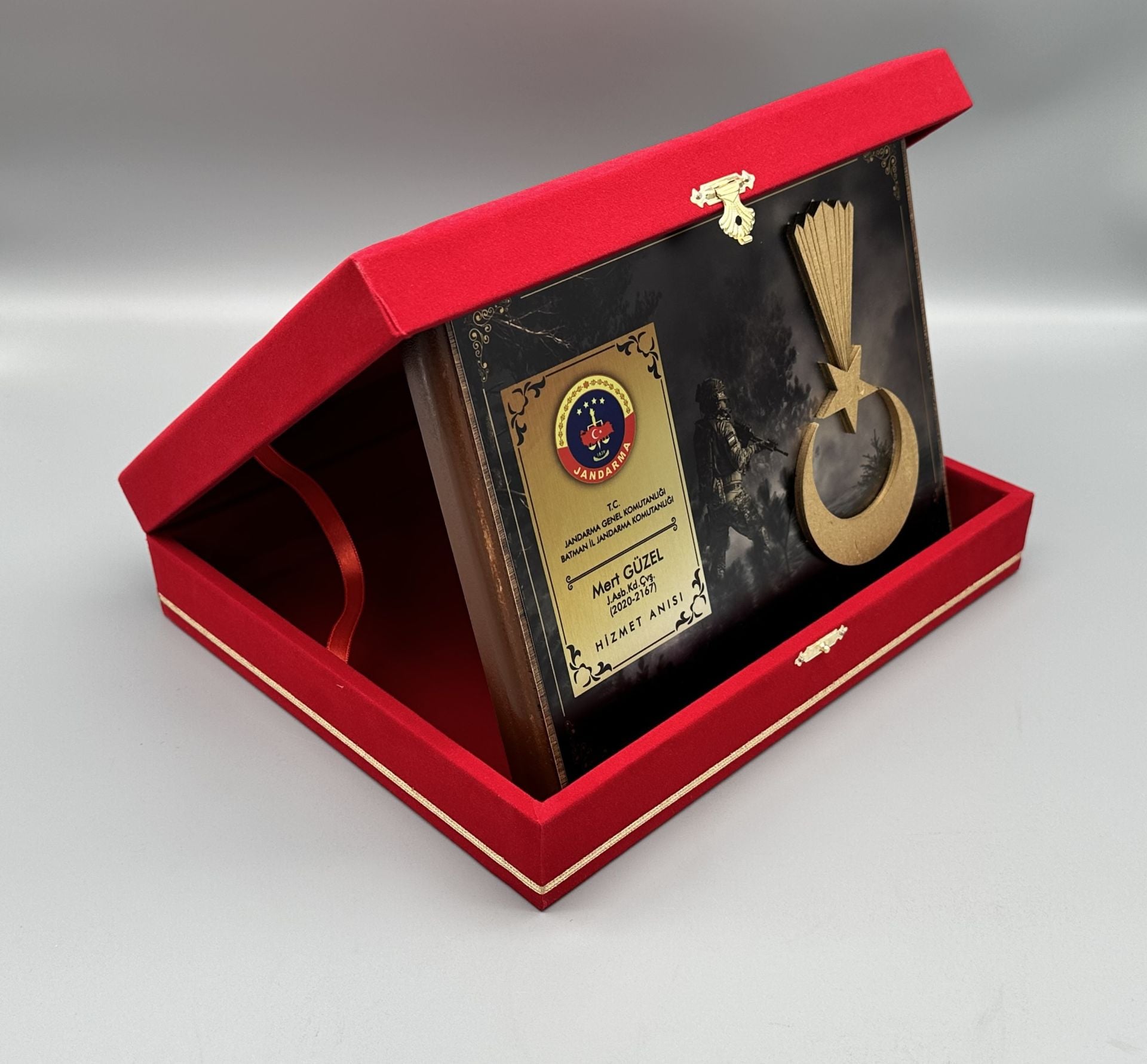 Kadife Kutulu Jandarma Şua Kare Kalkan Plaket 2 Kadife Kutulu Jandarma Şua Kare Kalkan Plaket