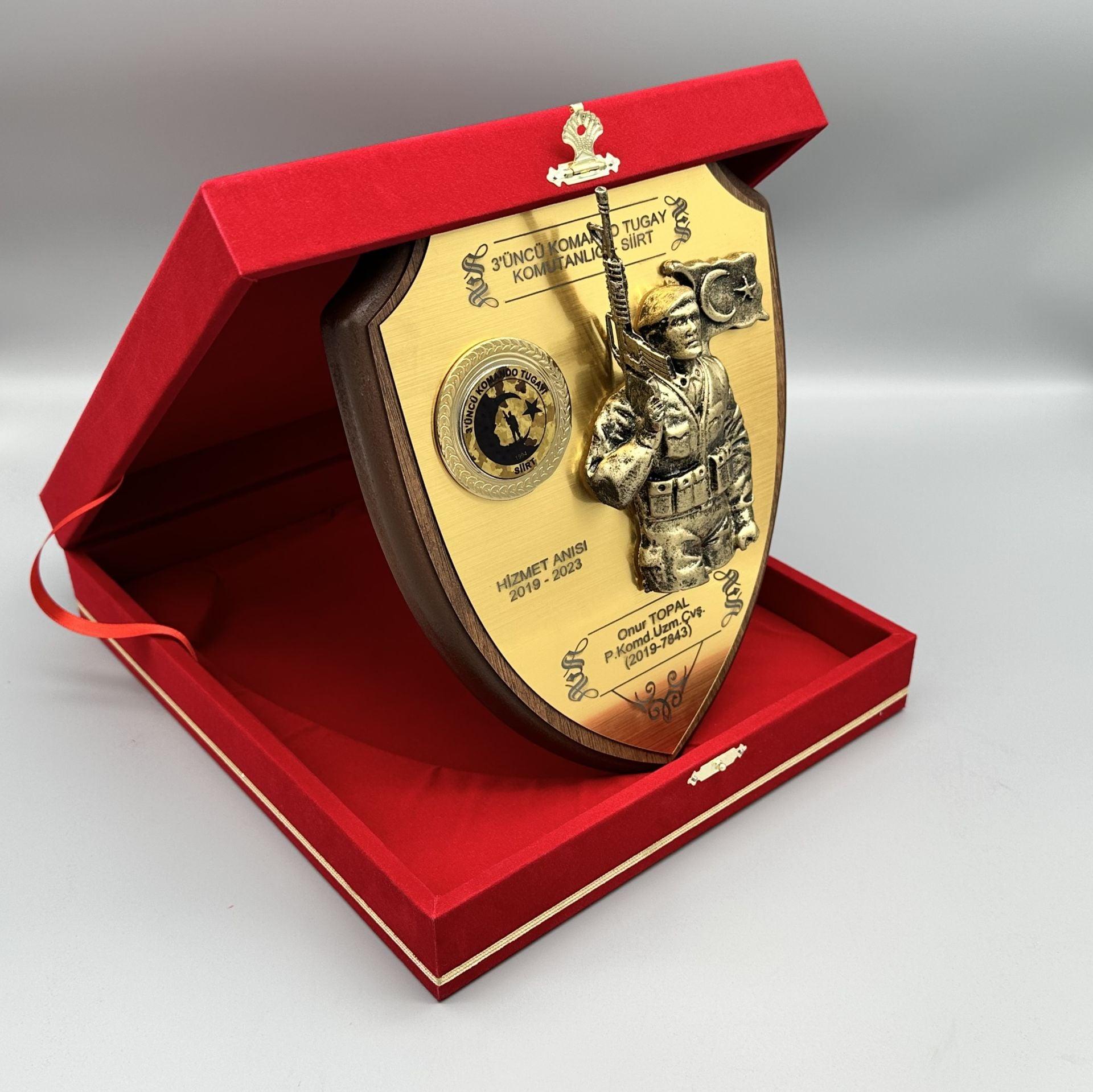 Kadife Kutulu Kalkan Plaket Arka Fonlu 2 Kadife Kutulu Kalkan Plaket Arka Fonlu