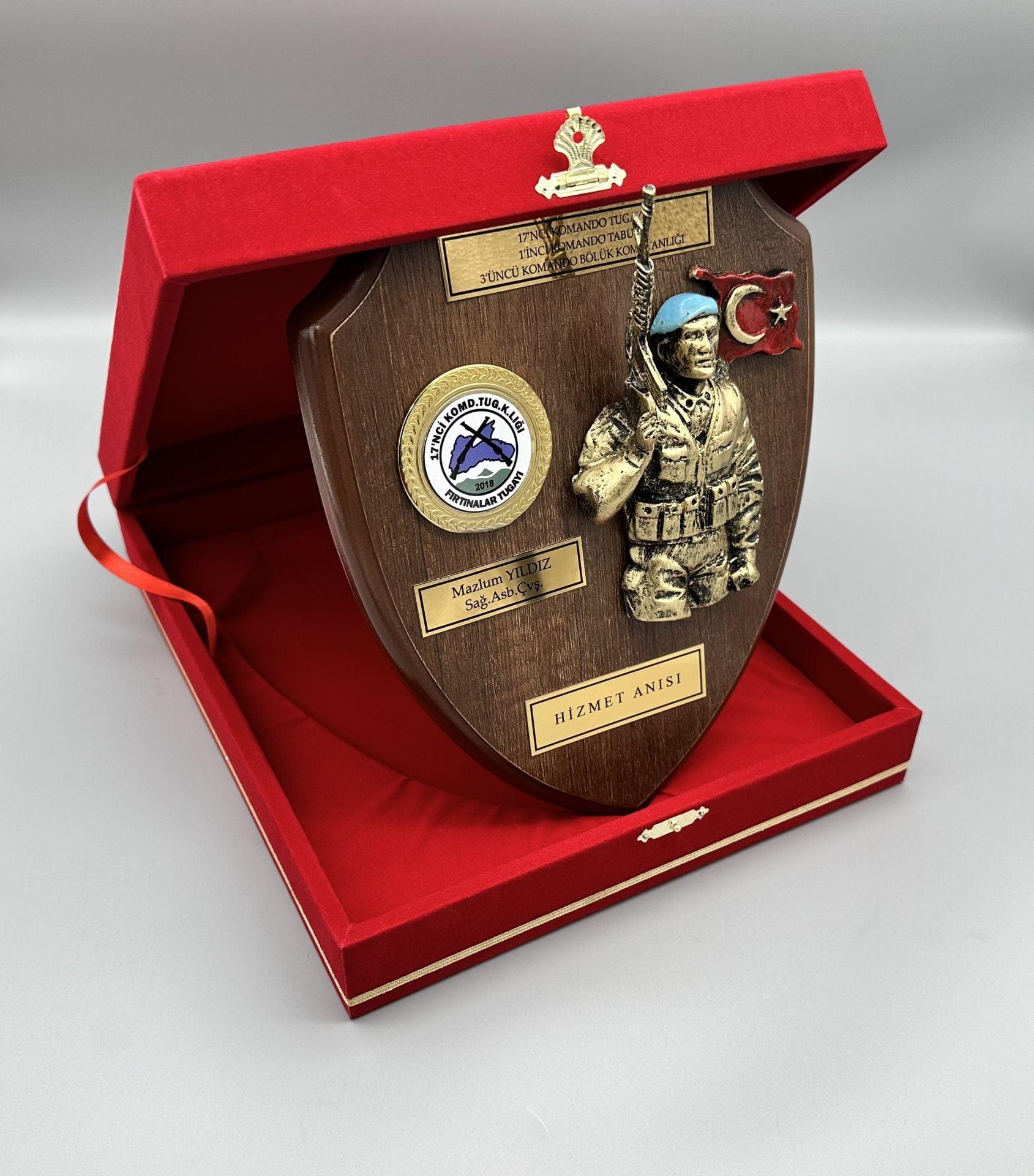 Kadife Kutulu Kalkan Plaket Mavi Bereli 2 Kadife Kutulu Kalkan Plaket Mavi Bereli