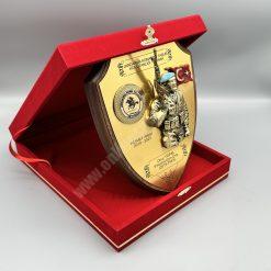 Kadife Kutulu Kalkan Plaket Mavi Bereli Arka Fonlu