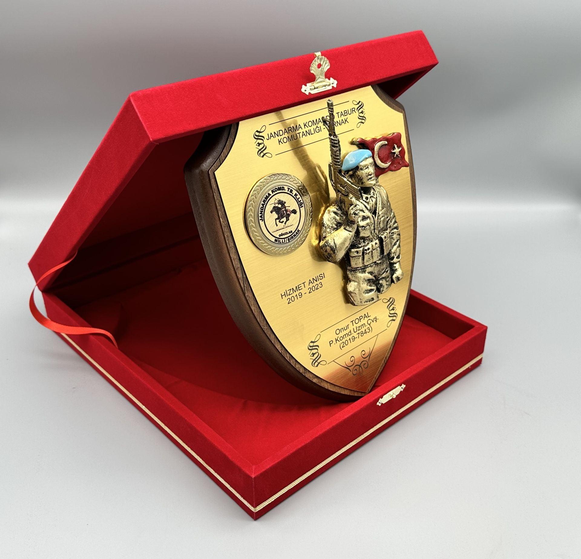 Kadife Kutulu Kalkan Plaket Mavi Bereli Arka Fonlu 3 Kadife Kutulu Kalkan Plaket Mavi Bereli Arka Fonlu