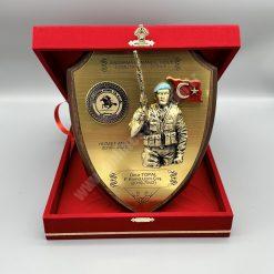 Kadife Kutulu Kalkan Plaket Mavi Bereli Arka Fonlu