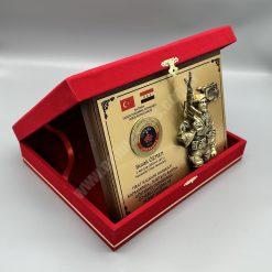 Classic Shop 74 Kadife Kutulu Kare Kalkan Plaket