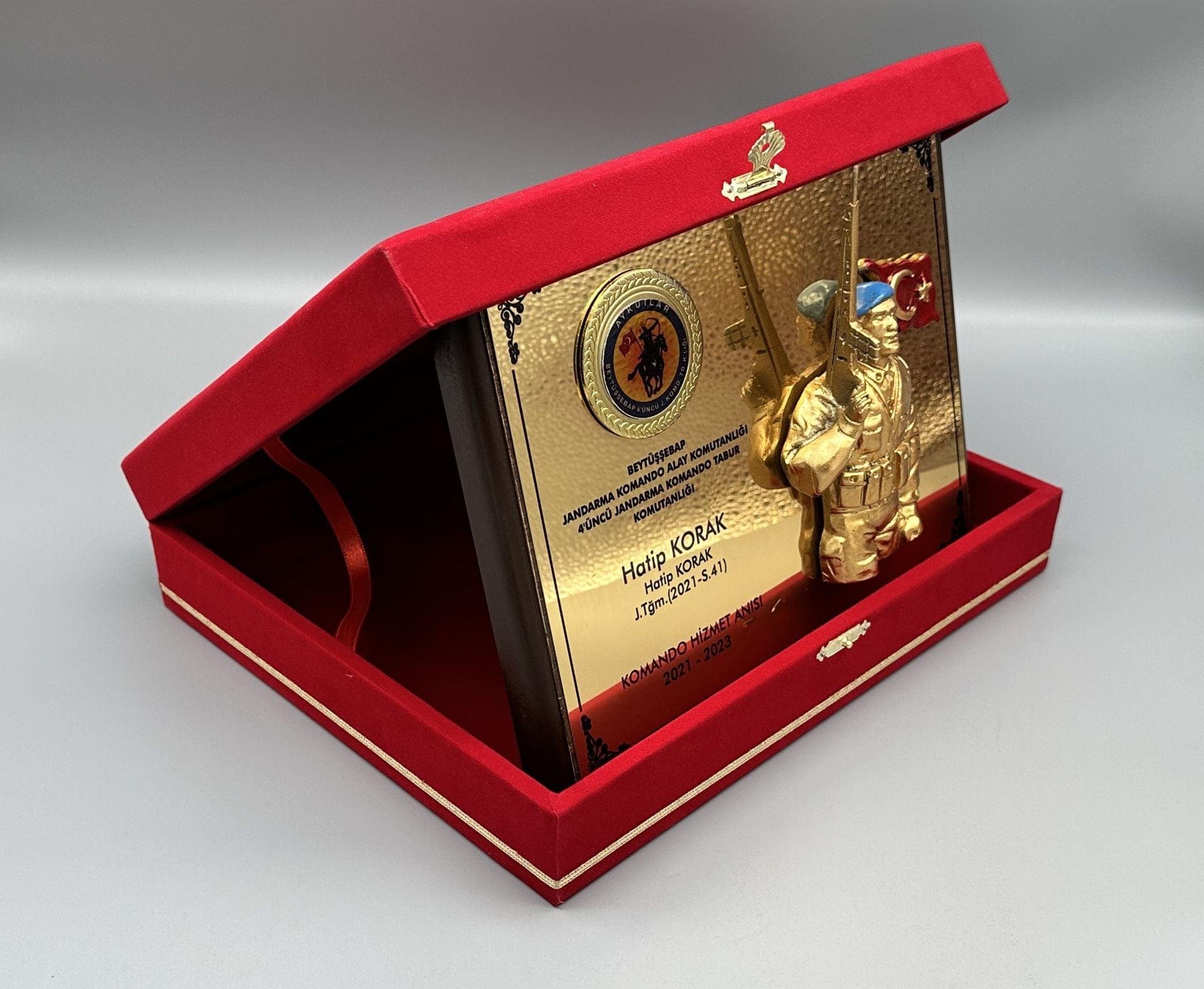 Kadife Kutulu Mavi Bereli Kare Kalkan Plaket 2 Kadife Kutulu Mavi Bereli Kare Kalkan Plaket