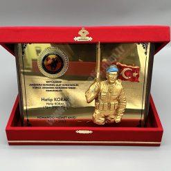 Kadife Kutulu Mavi Bereli Kare Kalkan Plaket