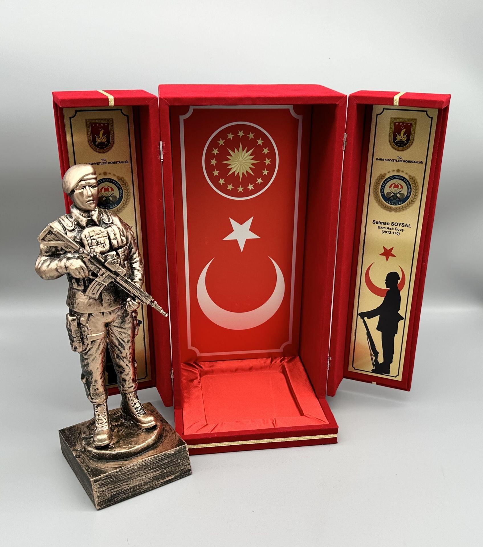 Kadife Sandıklı Komando Heykel Plaket 2 Kadife Sandıklı Komando Heykel Plaket