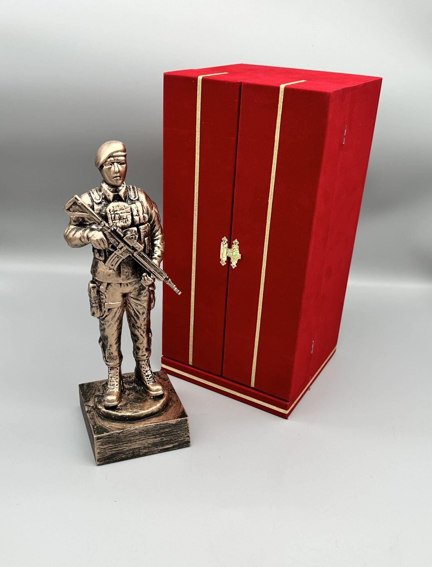 Kadife Sandıklı Komando Heykel Plaket 3 Kadife Sandıklı Komando Heykel Plaket