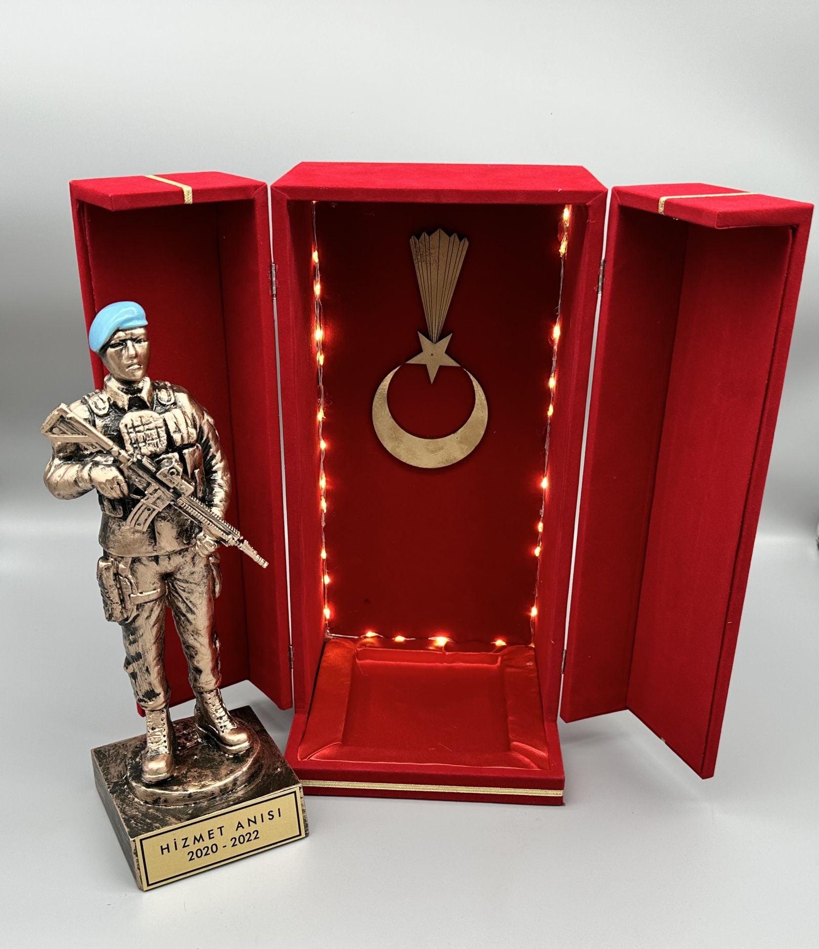 Kadife Sandıklı Led Işıklı Mavi Bereli Komando Heykel Plaket 2 Kadife Sandıklı Led Işıklı Mavi Bereli Komando Heykel Plaket