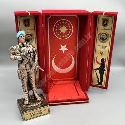 Kadife Sandıklı Mavi Bereli Komando Heykel Plaket
