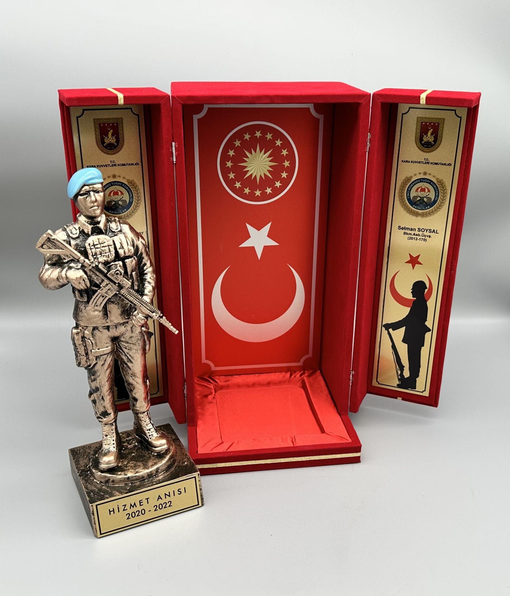 Kadife Sandıklı Mavi Bereli Komando Heykel Plaket 2 Kadife Sandıklı Mavi Bereli Komando Heykel Plaket