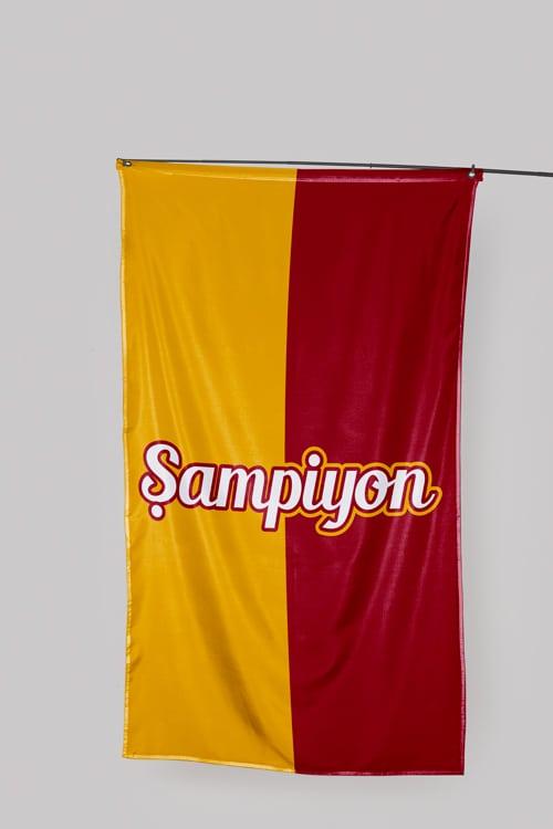 Galatasaray Bayrağı Büyük Bina & Balkon Tipi (Dikey Asma) 7 Galatasaray Bayrağı Büyük Bina & Balkon Tipi (Dikey Asma)